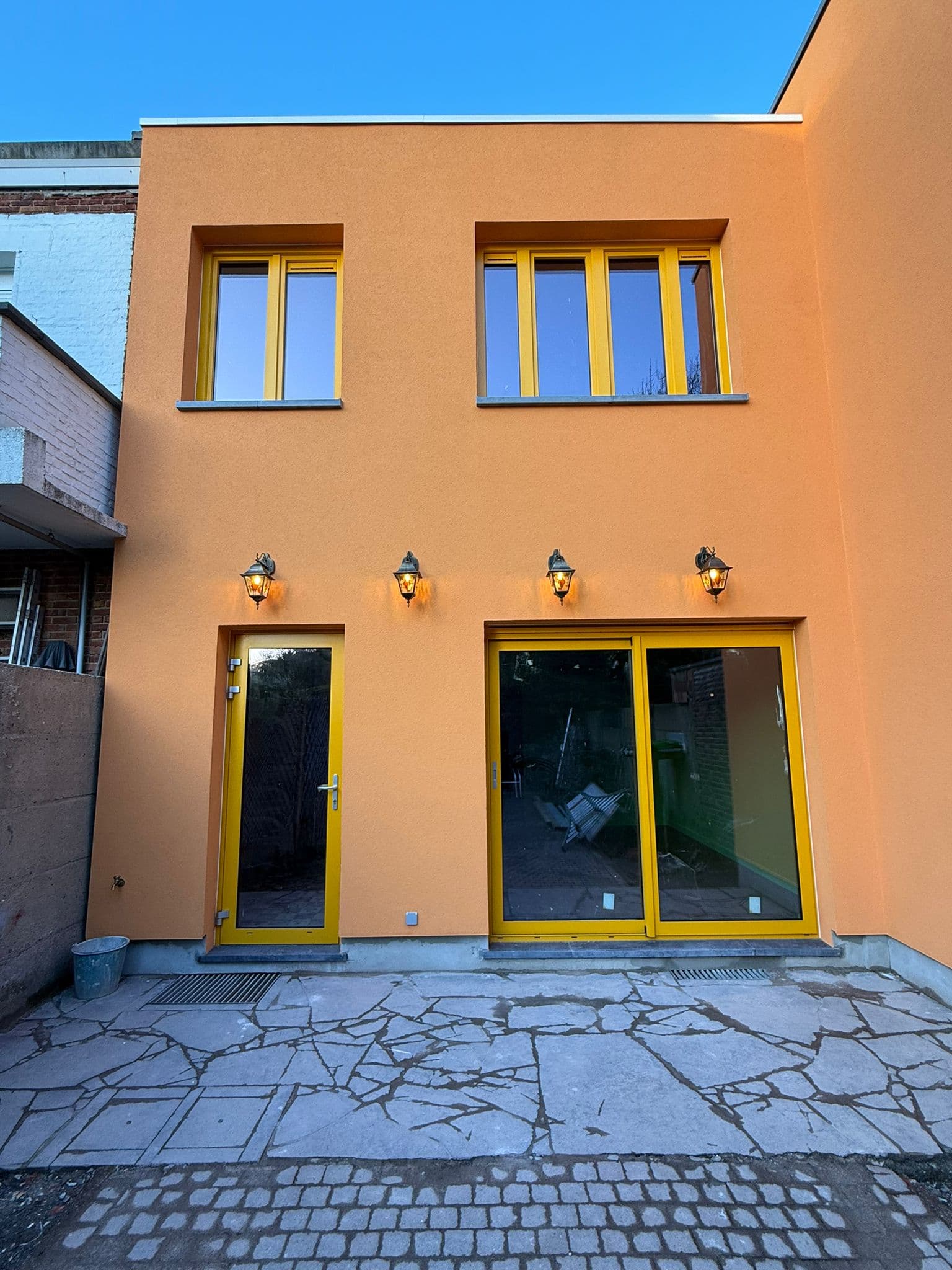 Oranje crepi woning — volledig gerenoveerde gevel